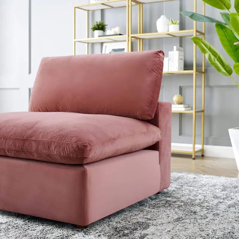 Fauteuil sans accoudoirs en velours haute performance garni de duvet et surpiqué