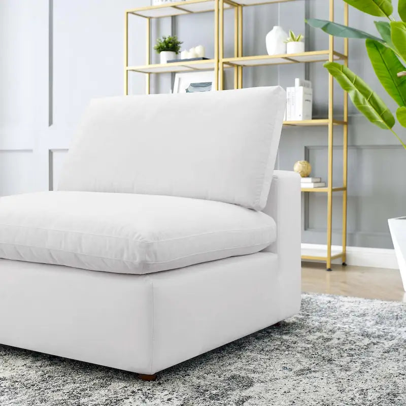 Fauteuil sans accoudoirs en velours haute performance garni de duvet et surpiqué