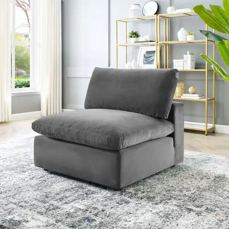 Fauteuil sans accoudoirs en velours haute performance garni de duvet et surpiqué