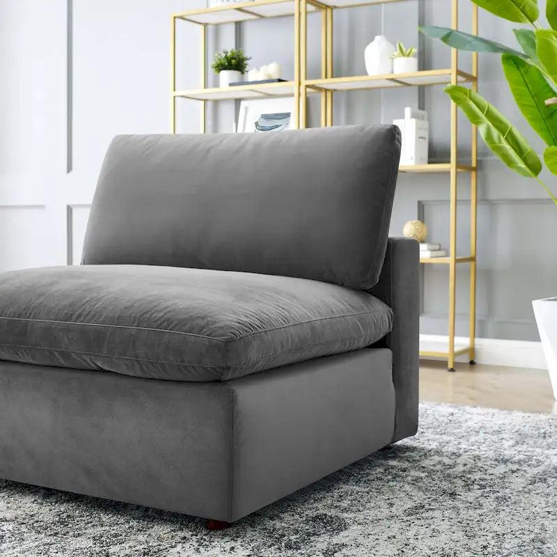 Fauteuil sans accoudoirs en velours haute performance garni de duvet et surpiqué