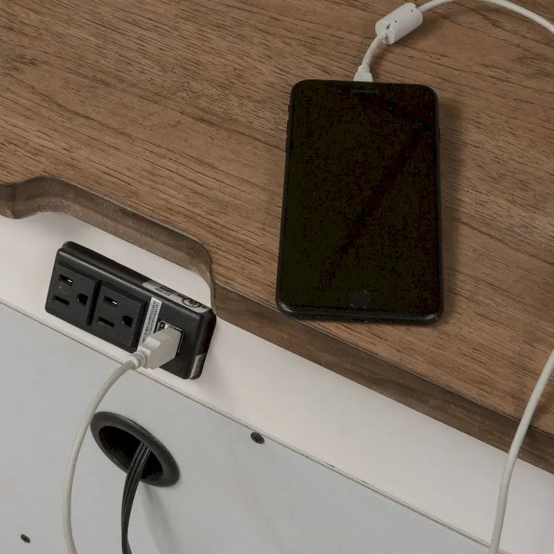 Table de chevet à trois tiroirs style ferme avec station de recharge