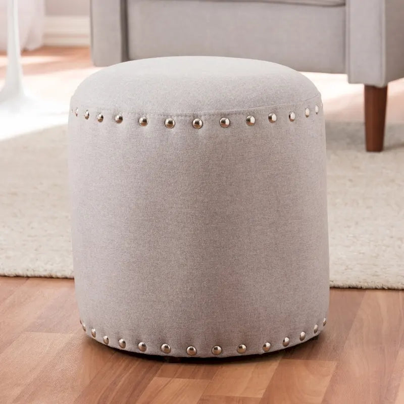 Ottoman en tissu capitonné à clous, style moderne et contemporain