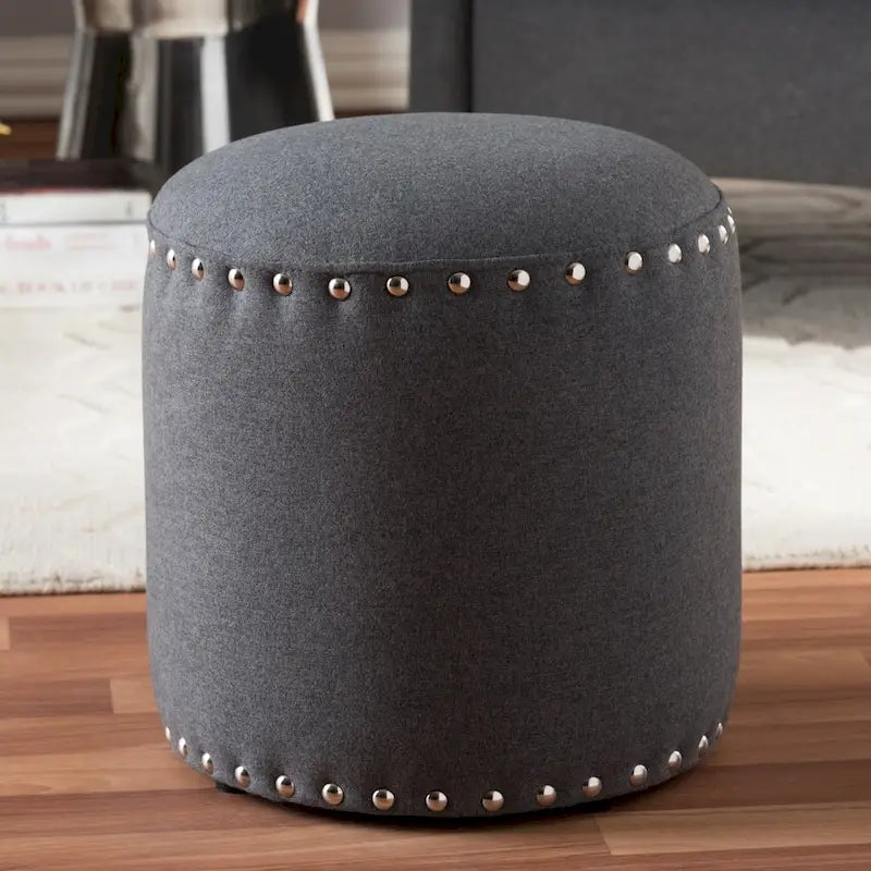 Ottoman en tissu capitonné à clous, style moderne et contemporain